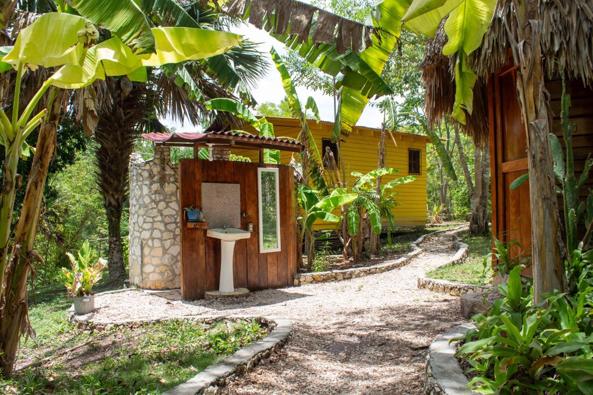 Alice Guesthouse El Remate Exteriör bild